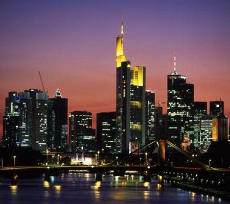 Frankfurter Skyline bei Nacht @ adamare Singlereisen